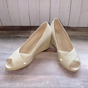 Canvas wedge shoe, size 6.5, neutral color